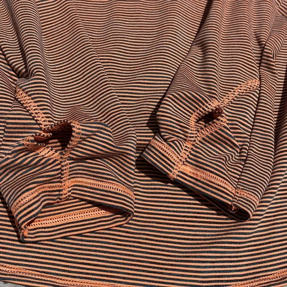 🌸Athleta long sleeve orange and gray top with thumb holes size small - Picture 7 of 11